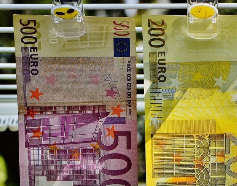 Le bollette luce e gas in Italia esplodono e alle Canarie si va in spiaggia