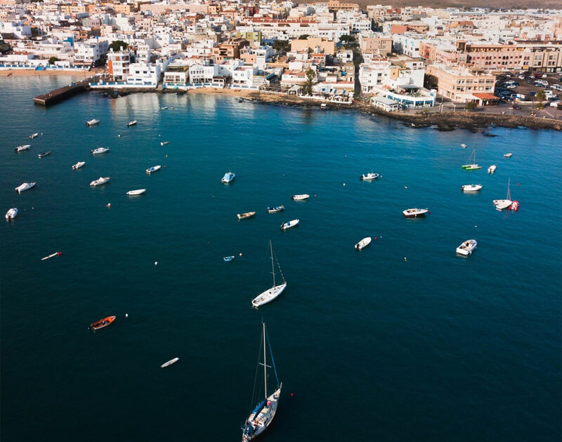 Amache, ombrelloni, chioschi e bar sulla spiaggia, tornano a Corralejo