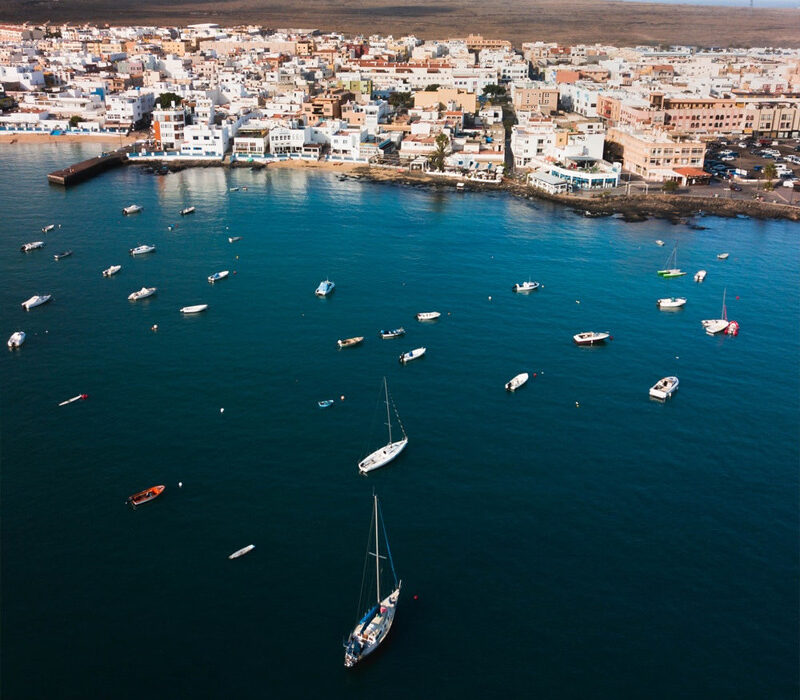 Amache, ombrelloni, chioschi e bar sulla spiaggia, tornano a Corralejo