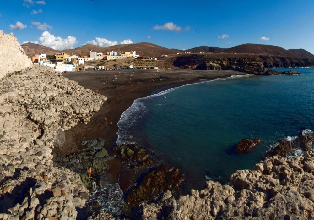 Ajuy, la spiaggia selvaggia di sabbia nera e le sue grotte