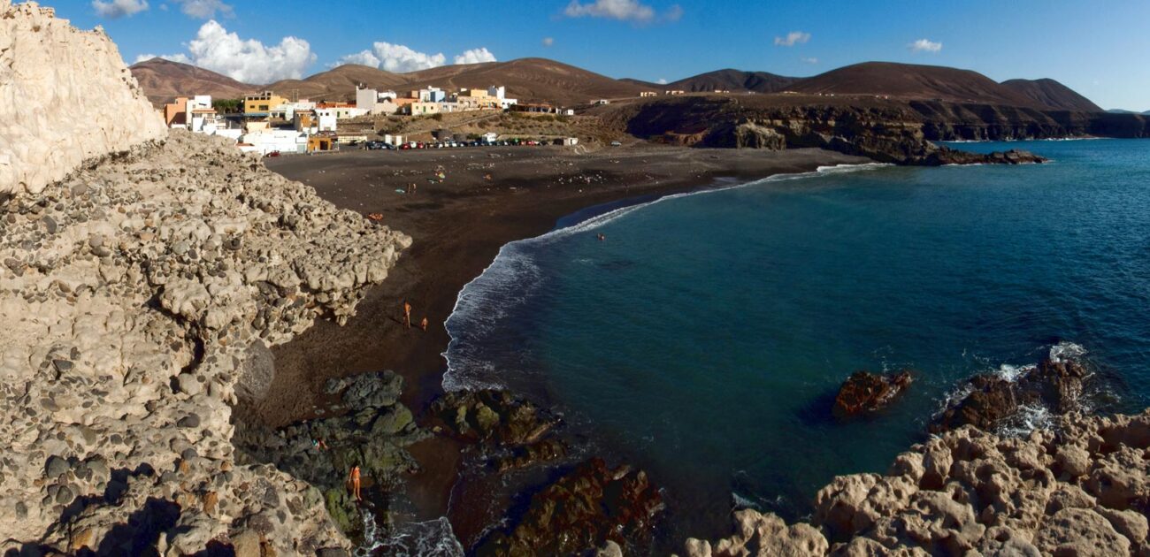Ajuy, la spiaggia selvaggia di sabbia nera e le sue grotte