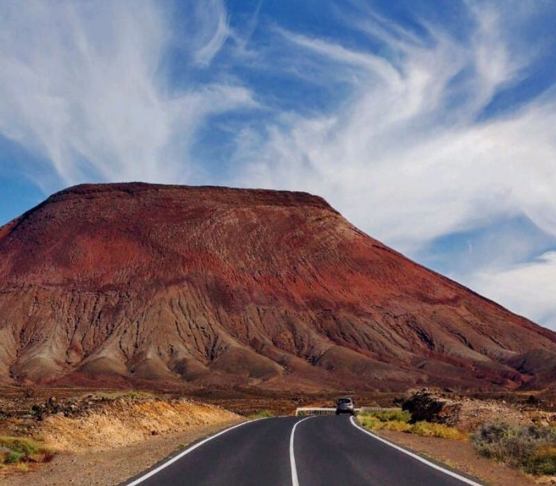 Montaña Roja, un cono vulcanico di sfumature rossastre